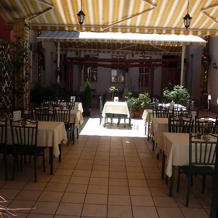 Fehar Pava Restaurant And 2* Budapest