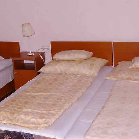 Fehar Pava Restaurant And Hotel Budapest